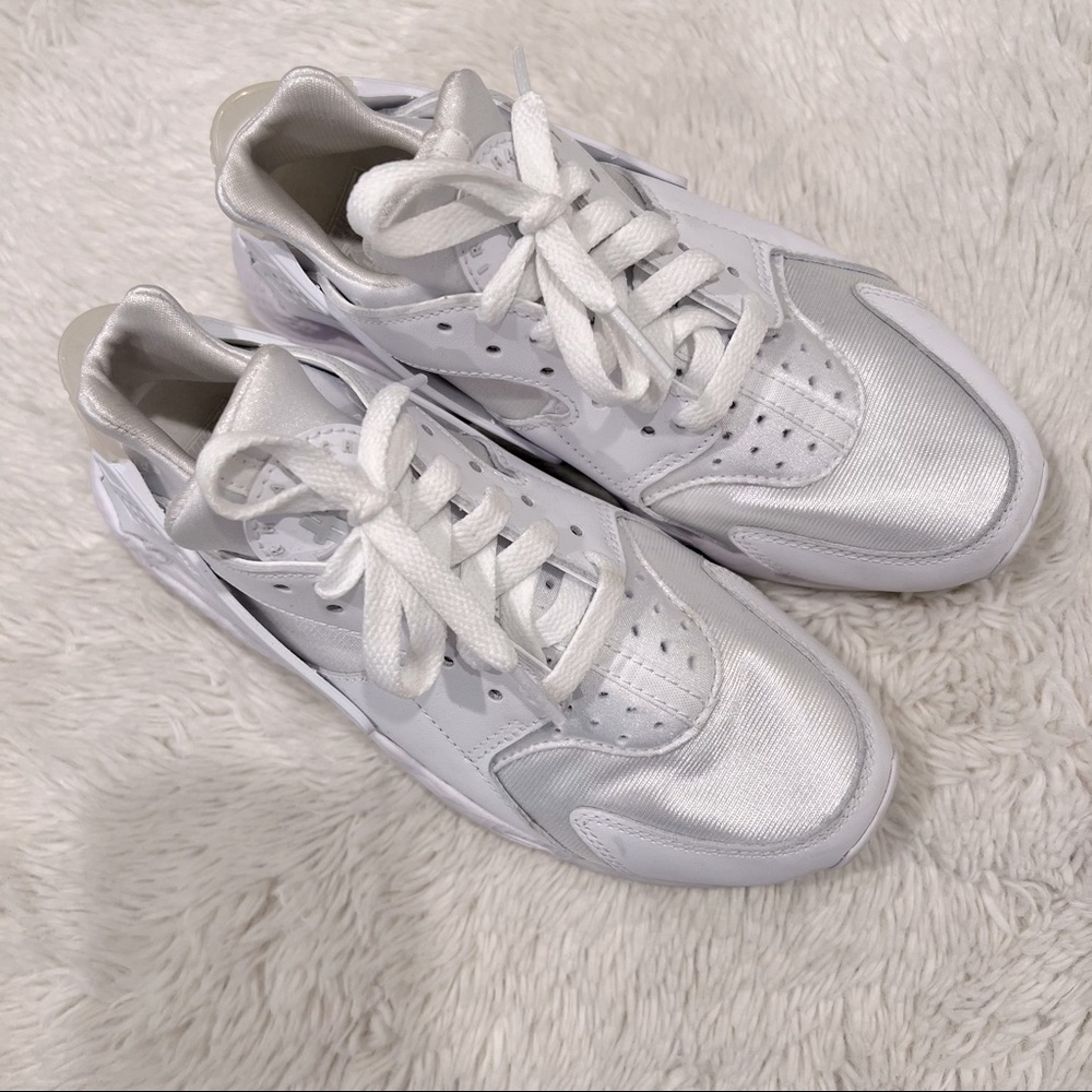 Womens Nike White Huaraches Sneakers 🤍